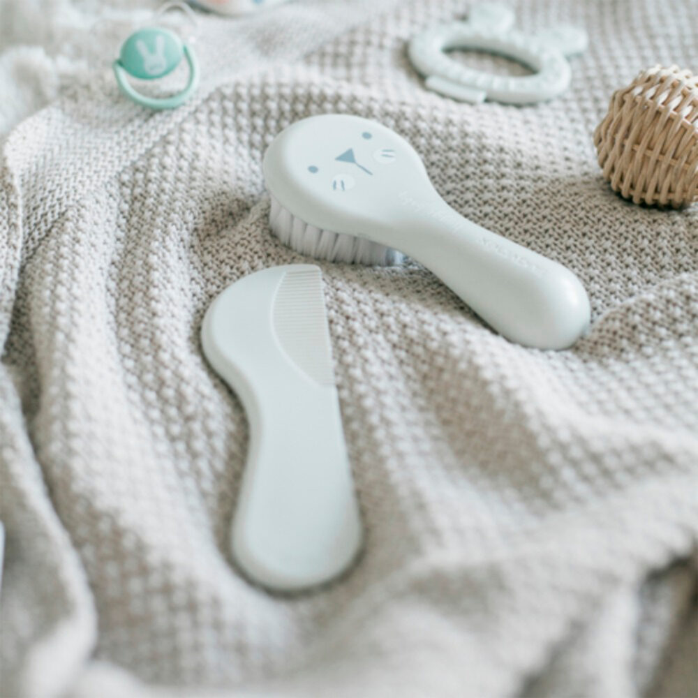 SET DE CEPILLO Y PEINE COLOR GRIS PARA EL CUIDADO DEL BEBÉ SUAVINEX