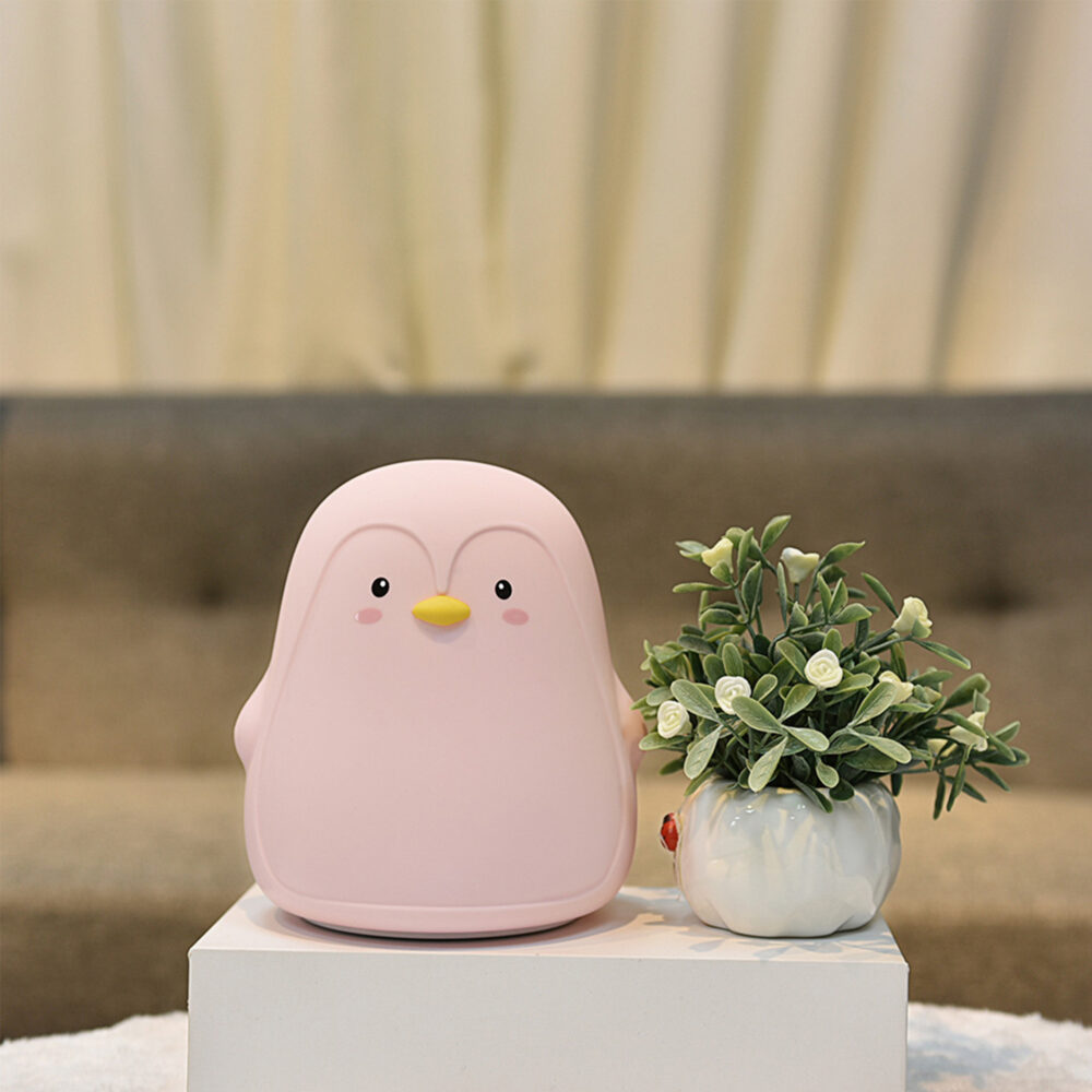 LÁMPARA LED DE SILICONA FORMA DE PINGÜINO COLOR ROSADO IMAGEN CASA