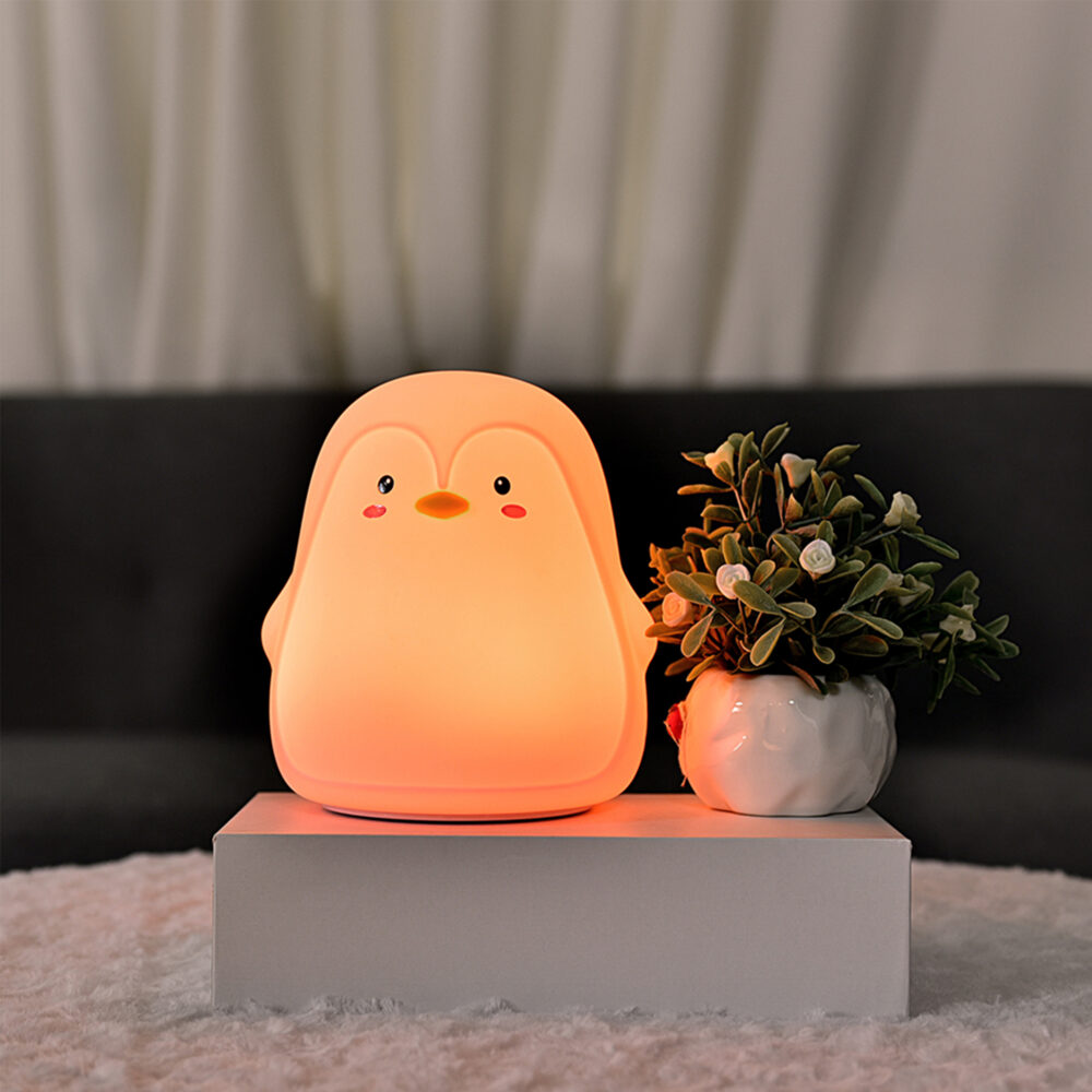 LÁMPARA LED DE SILICONA FORMA DE PINGÜINO COLOR ROSADO IMAGEN CASA