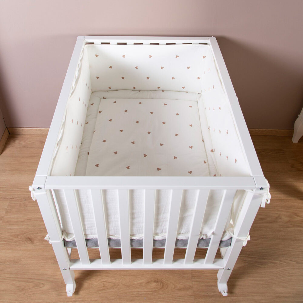 PROTECTOR DE CUNA DE 340 X 35 CM JERSEY + MUSELINA – CORAZONES CHILDHOME