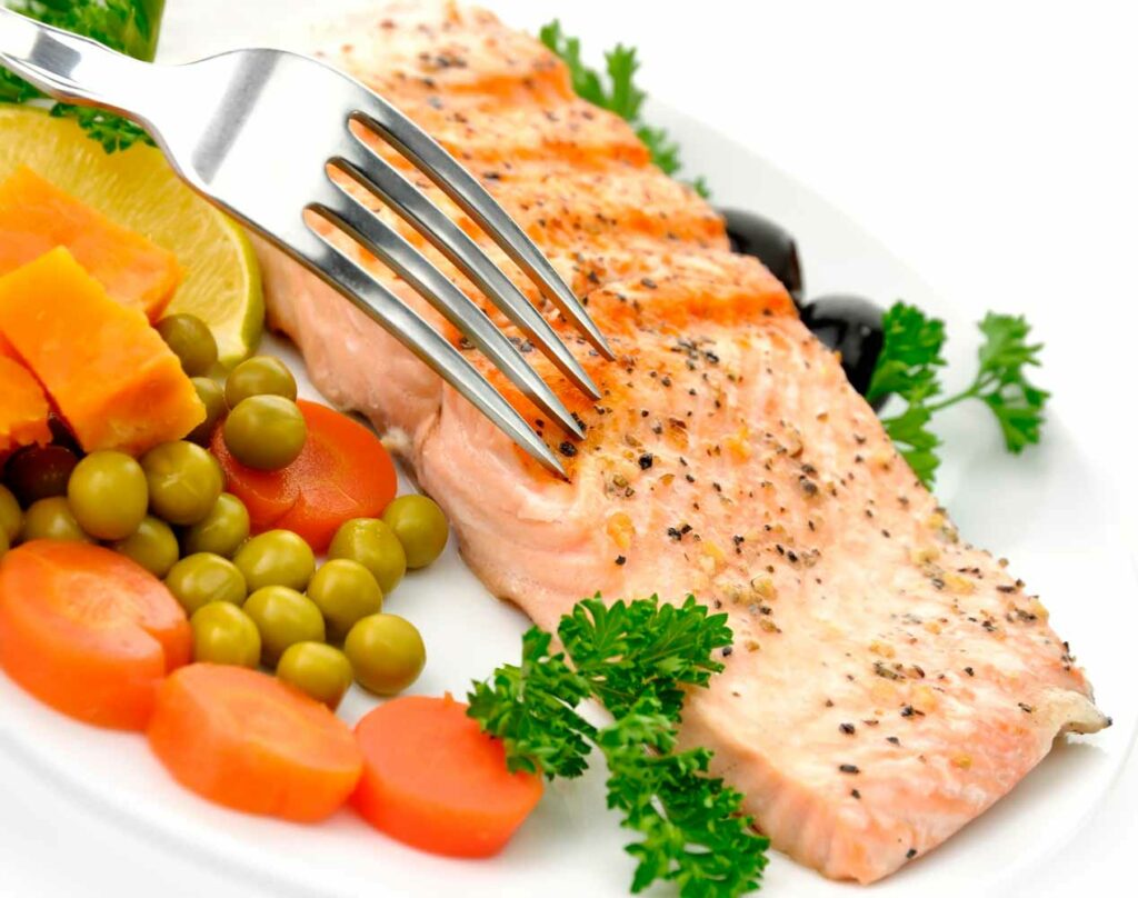 Pescado al Vapor con Ensalada