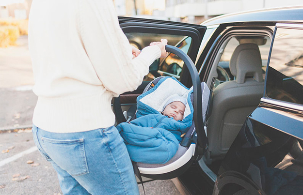 ¿Como llevar a un bebe recién nacido en el auto?