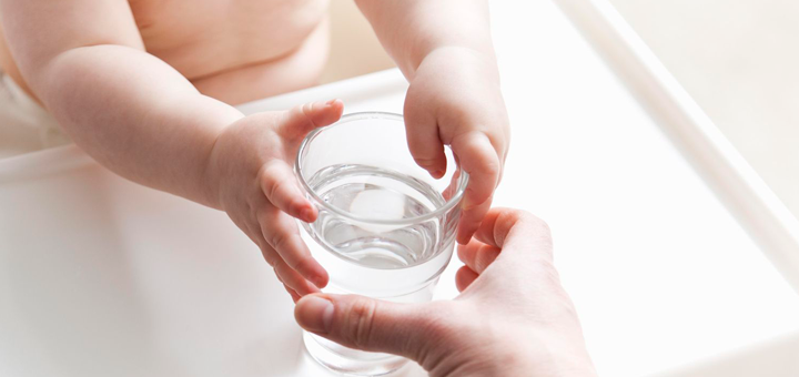 ¿Hay que darle agua al bebé cuando hace calor?