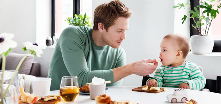¿Cuándo debería empezar a dar alimentos sólidos a mi bebé?