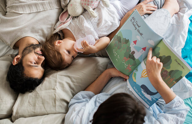 familia leyendo
