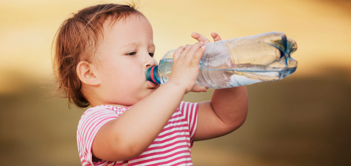 ¿Hay que darle agua al bebé cuando hace calor?