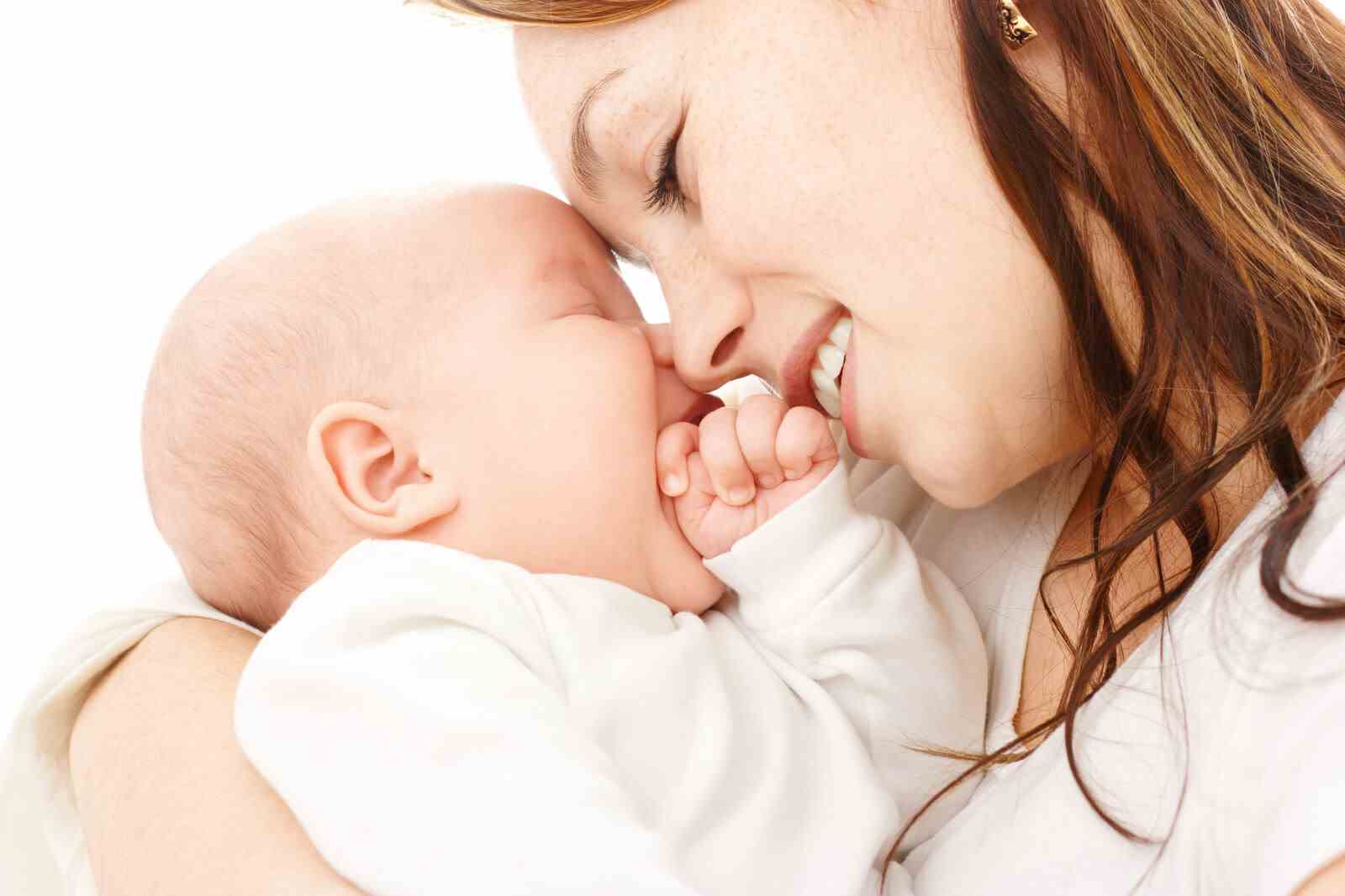 mama acariciando bebe