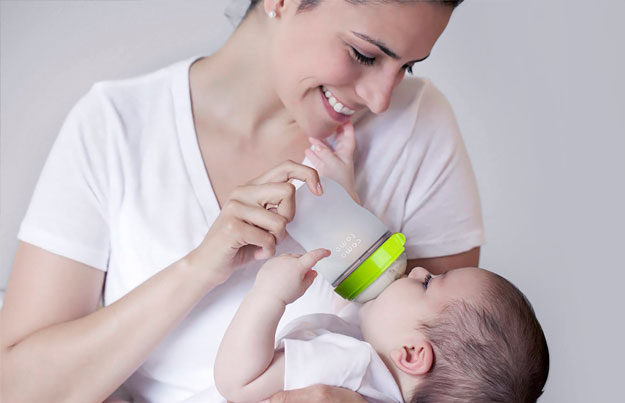 como saber bebe tiene hambre biberon
