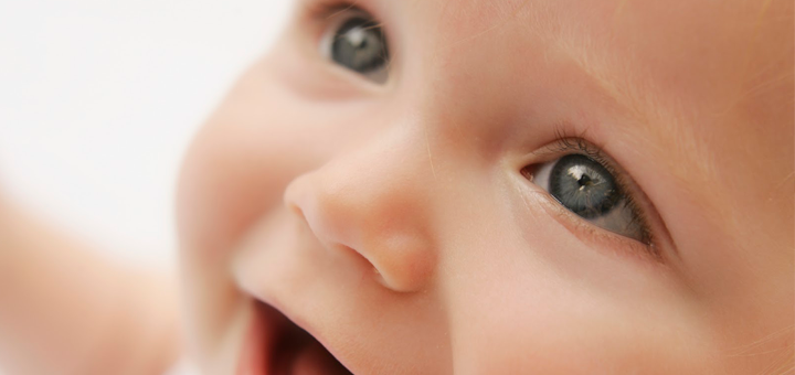 ¿A qué edad ven los bebés?