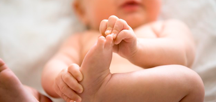 Así crecen y evolucionan los pies de los bebés y niños