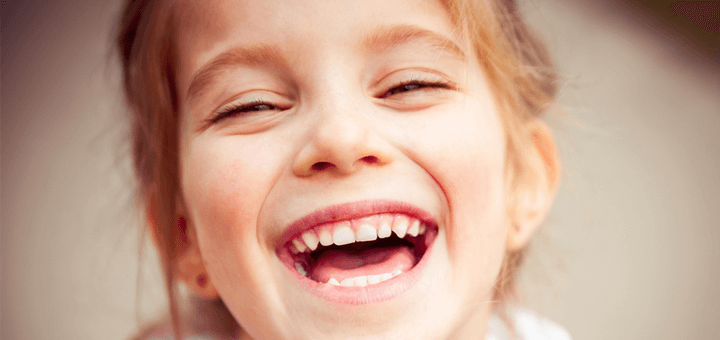 nina sonrie
