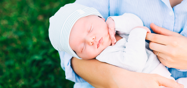 Por qué algunos bebés sólo quieren dormir la siesta en brazos de papá o mamá