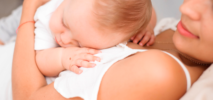 Por qué algunos bebés sólo quieren dormir la siesta en brazos de papá o mamá