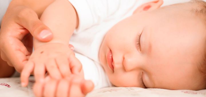 Por qué algunos bebés sólo quieren dormir la siesta en brazos de papá o mamá