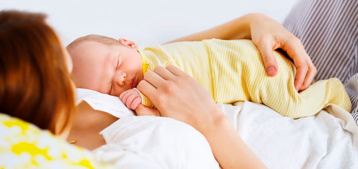 Por qué algunos bebés sólo quieren dormir la siesta en brazos de papá o mamá