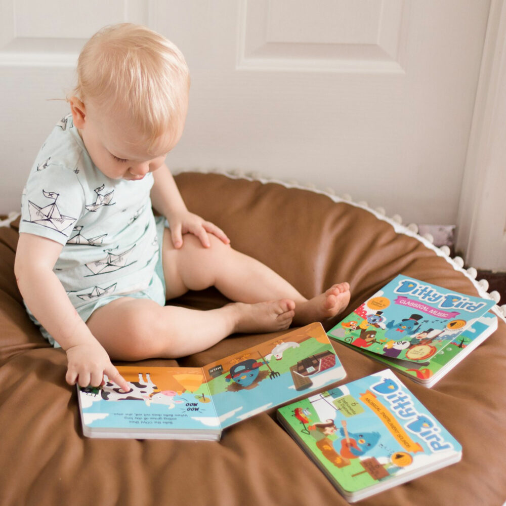 LIBRO MUSICAL TOCANDO LOS COLORES EN INGLÉS DITTY BIRD