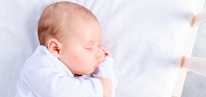 ¿Luz encendida o apagada? La mejor manera de dormir para tu bebé