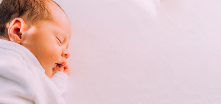 ¿Luz encendida o apagada? La mejor manera de dormir para tu bebé