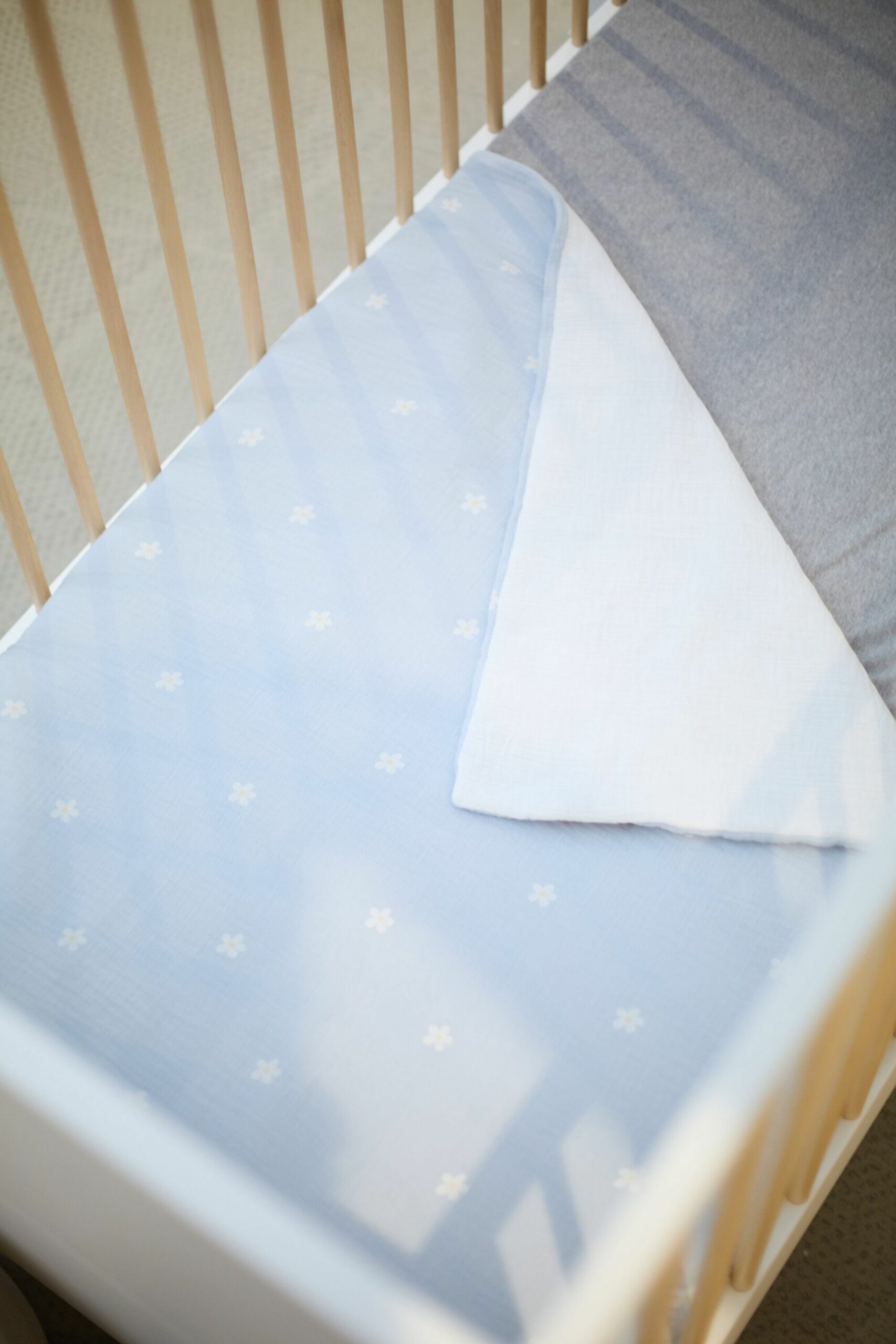 MANTA PARA BEBÉS MUSELINA CON FLORES AZUL 100 X 80 CM CHILDHOME MANTA PARA BEBÉS MUSELINA CON FLORES AZUL 100 X 80 CM CHILDHOME