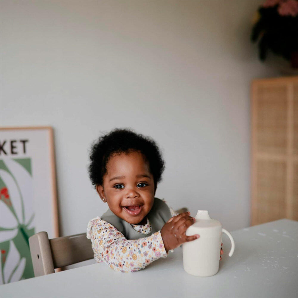 VASO CON ASA APRENDIZAJE DE SILICONA MUSHIE VASO CON ASA APRENDIZAJE DE SILICONA MUSHIE
