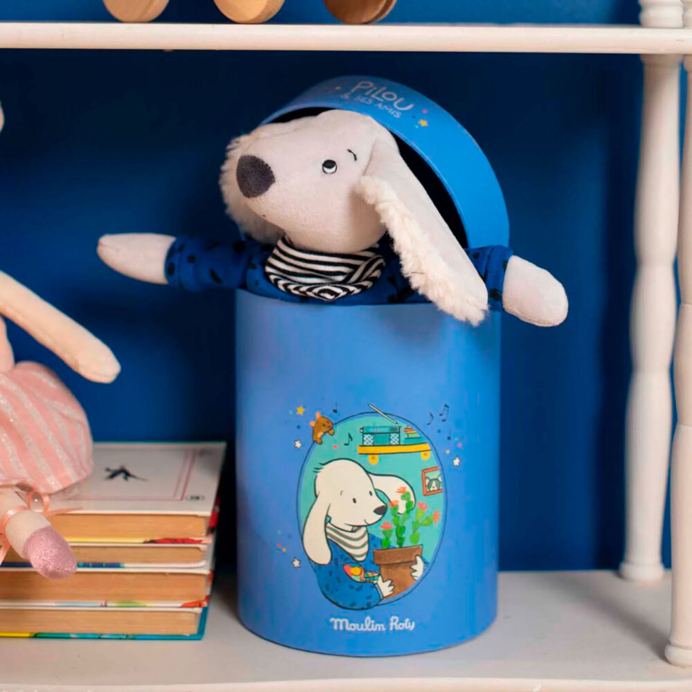 PELUCHE DE PERRO PILOU EN CAJA COLECCIÓN PUCE & PILOU